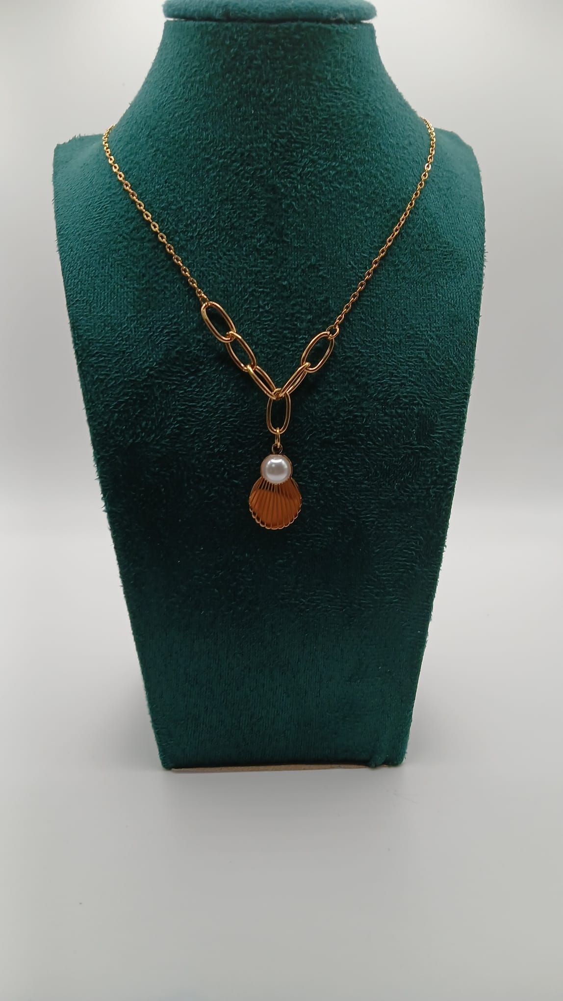 Collar dorado concha